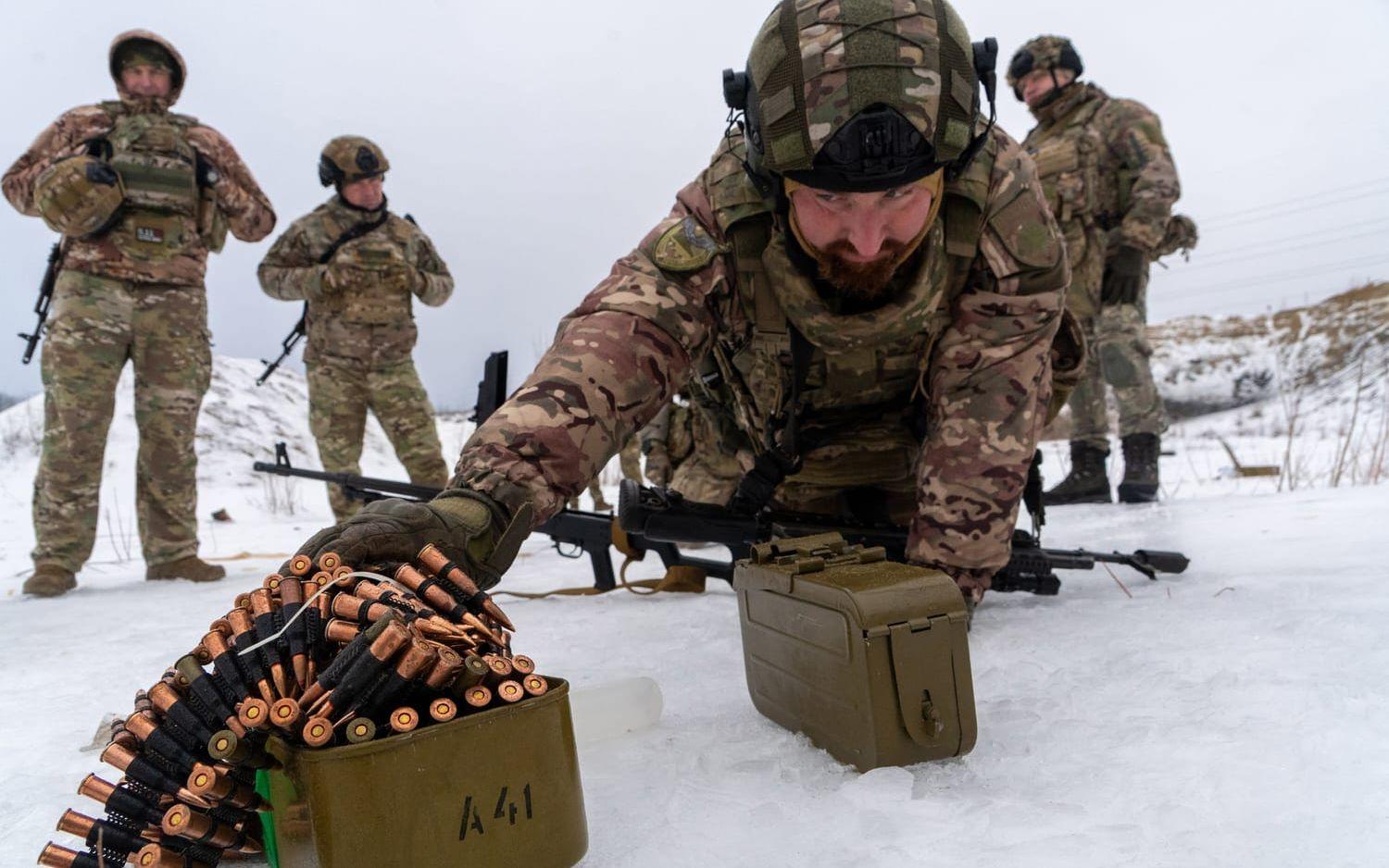 Ukrainska soldater nära en av fronterna mot de ryska invasionsstyrkorna; här under träning i Charkiv. Arkivbild.