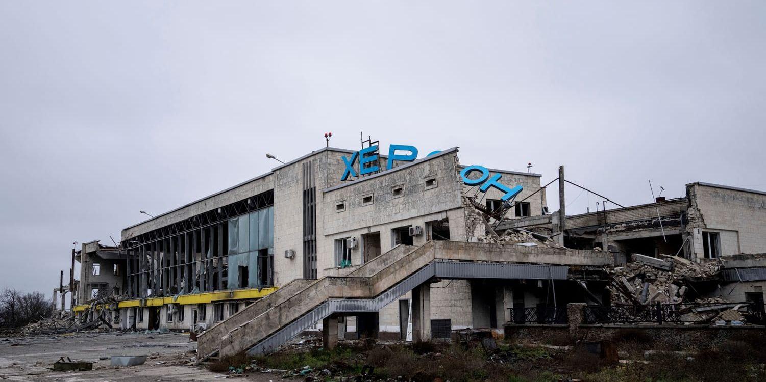 Den internationella flygplatsen i Cherson. I staden, som nyligen återtogs av ukrainska styrkor, miste tre personer livet efter ryska attacker, enligt regionens guvernör.