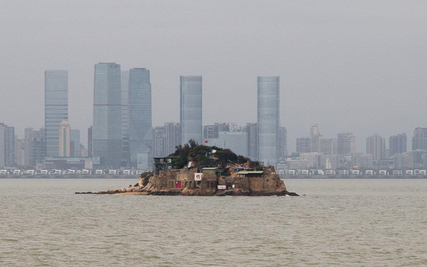 I september sköt Taiwans armé ner en kinesisk drönare som flög över den lilla ön Shihyu, som tillhör Kinmen. Ön ligger tre kilometer från det kinesiska fastlandet med utsikt mot den kinesiska miljonstaden Xiamens skyskrapor.