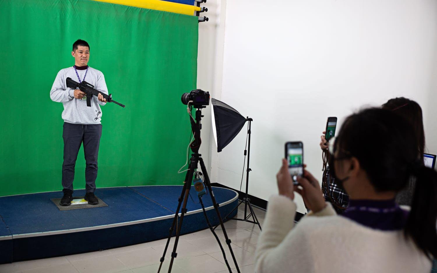 Turister väntar i ett gammalt militärfort på att spela ett elektroniskt spel som går ut på att försvara Kinmen mot en attack. Öns militärhistoria är ett av dess främsta dragplåster för turister.