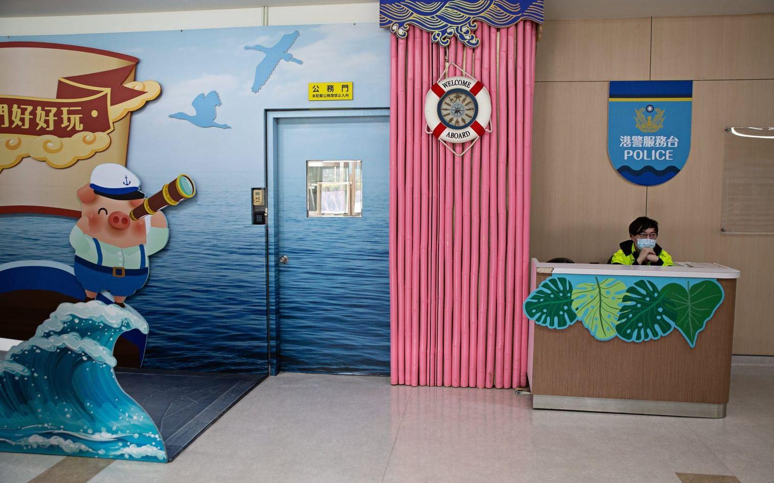 Färjeterminalen på den taiwanesiska ön Kinmen är ödslig. Tidigare gick här täta avgångar till den kinesiska staden Xiamen. Men på grund av pandemin och de dåliga relationerna mellan Kina och Taiwan har Kinmen stängt dörren för kinesiska turister.