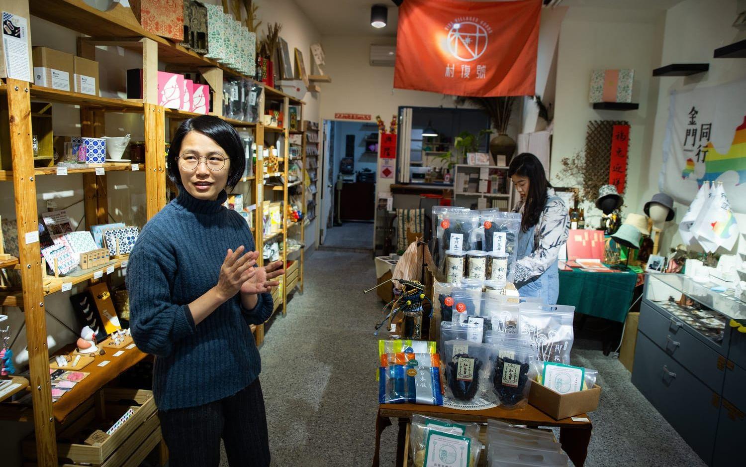 Taiwanesiska Wang Ling driver en butik som säljer lokalproducerade matvaror och souvenirer från Kinmen.