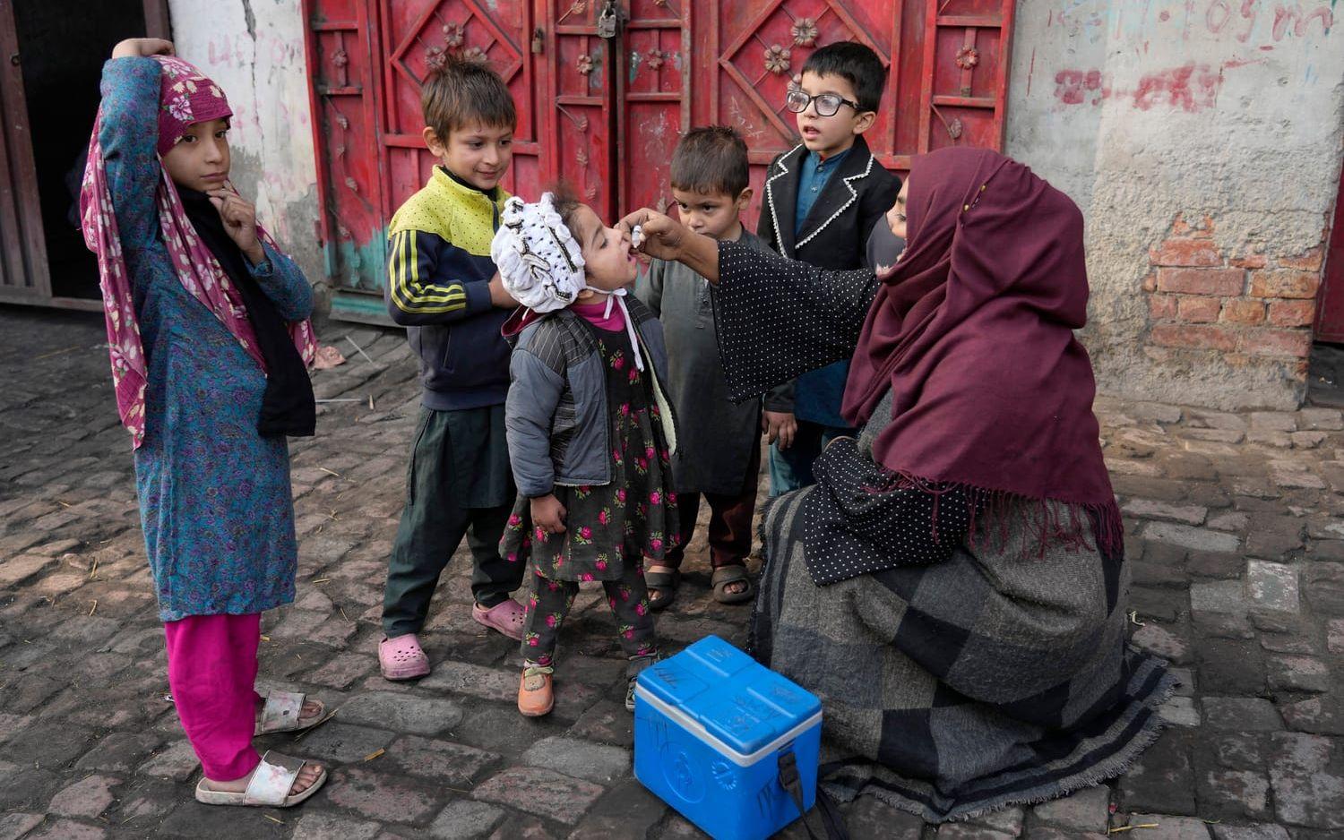 Barn vaccineras mot polio i Lahore i Pakistan i december.