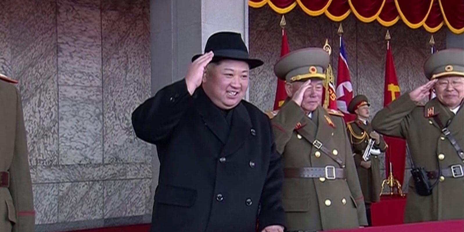 Kim Jong-Un skådar ut över militärparaden. Stillbild från video.