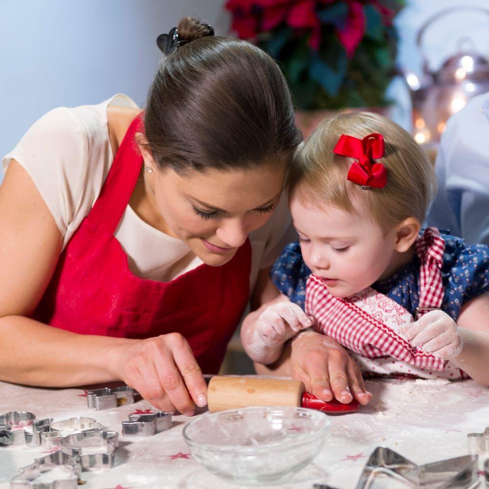 Mamma och dotter bakar julgodis. Bild: Kungahuset/Kate Gabor
