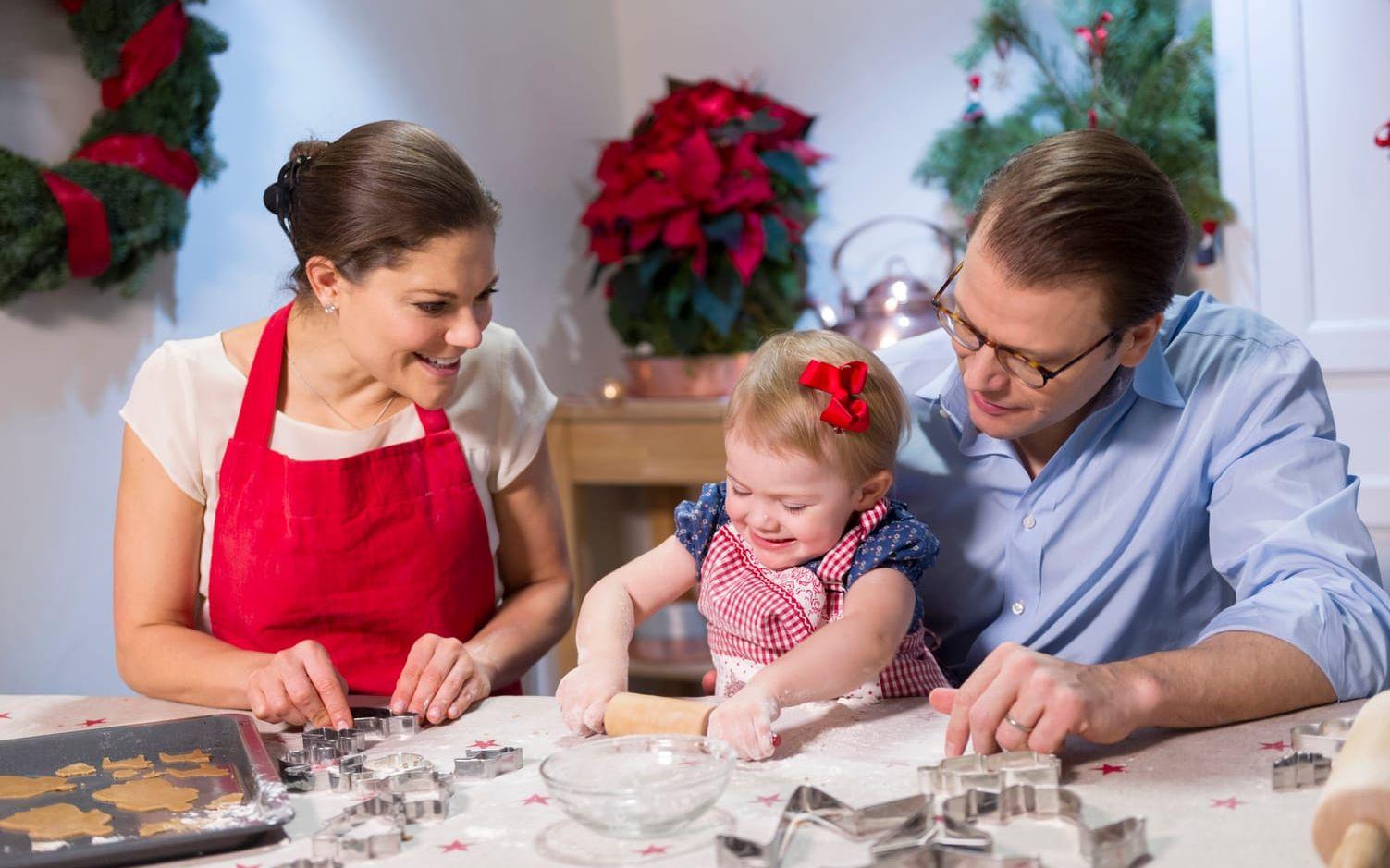 Det årliga julbaket. Kronprinsessan och hennes familj år 2013. Bild: Kungahuset/Kate Gabor