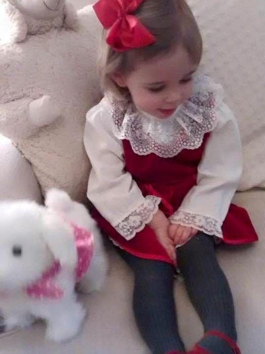 Förra året firade prinsessan Leonore jul i mammas gamla klänning. Bild: Prinsessan Madeleine/Facebook