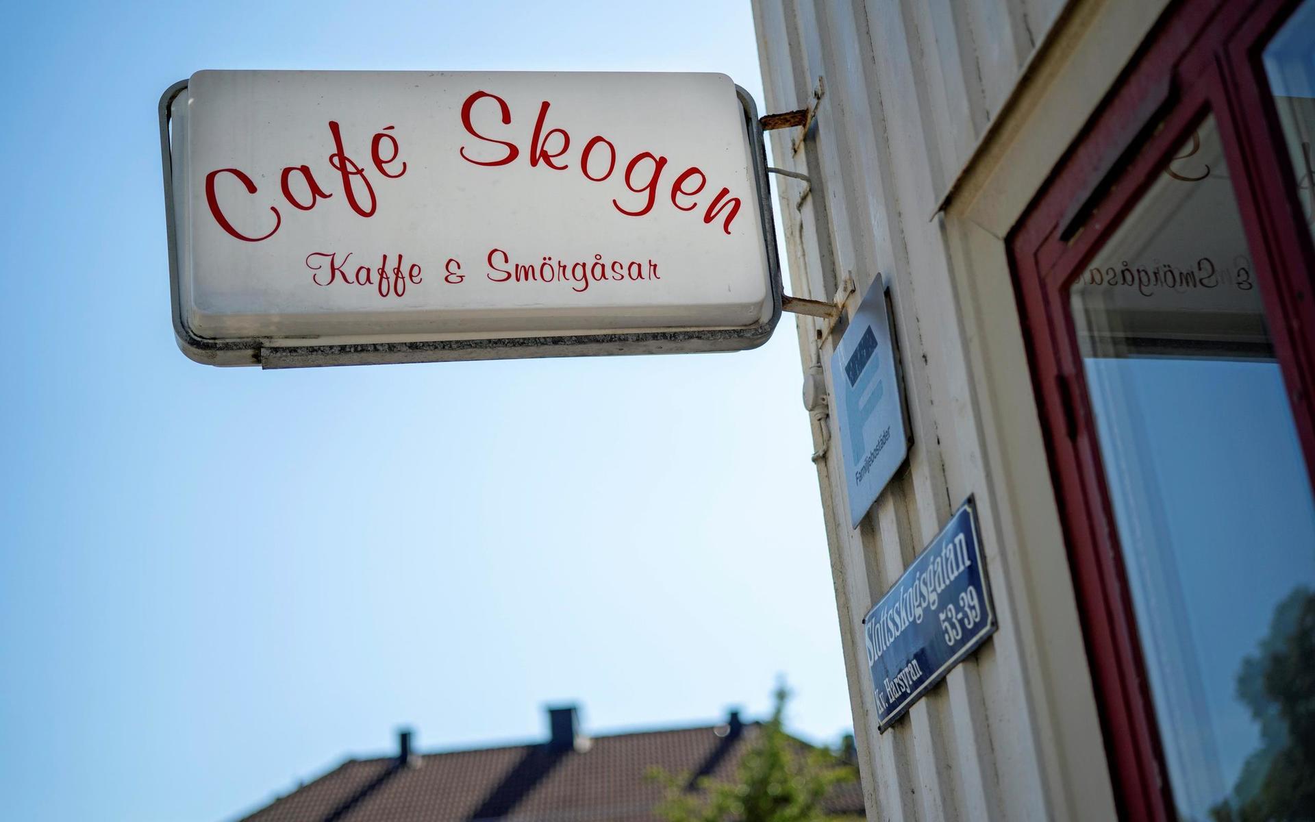 Café Skogens klassiska skylt.