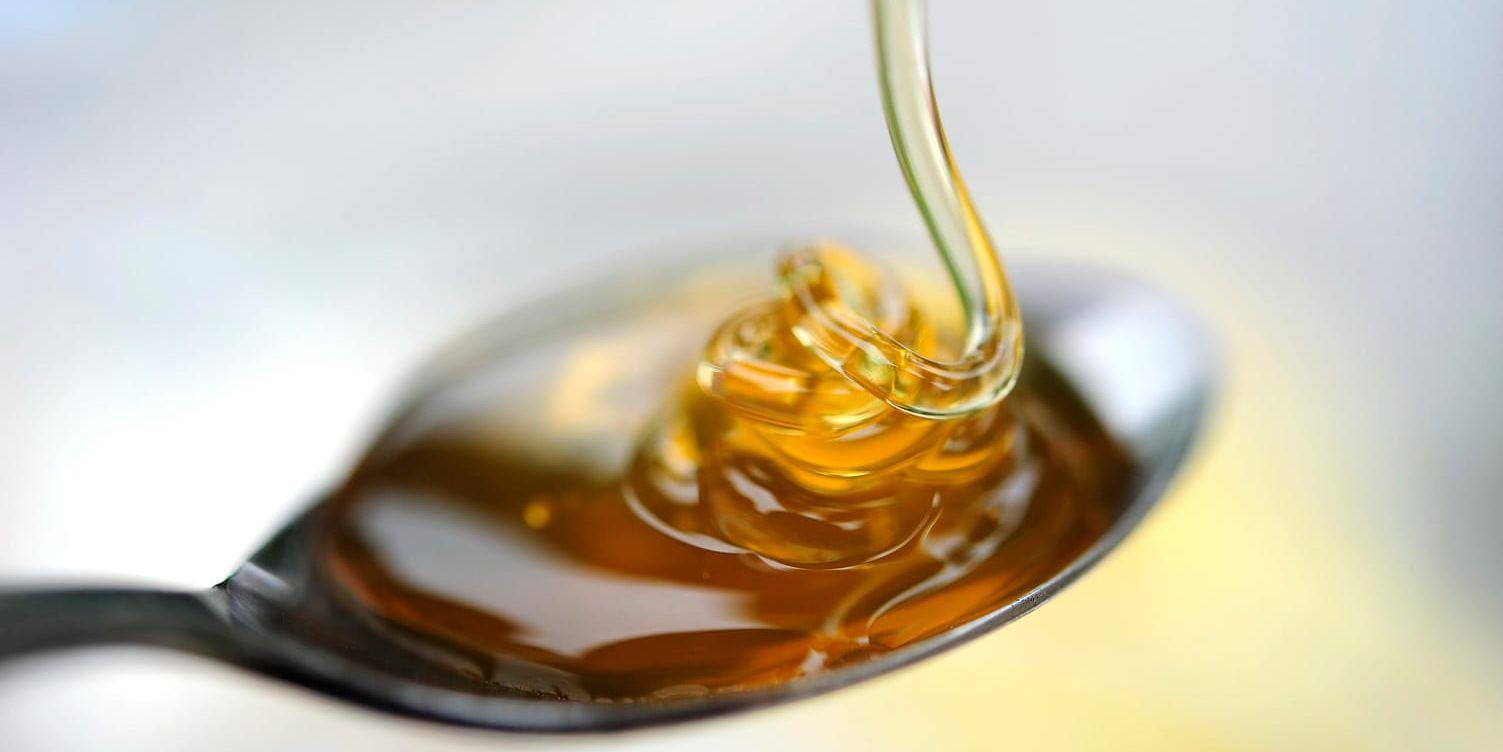 Honung är gott och innehåller nyttiga ännen, men är också ett av de livsmedel det fuskas mest med. En variant är att tillsätta socker i framställningen, en annan är att märka honungen med fel ursprung för att få ett högre pris. Arkivbild.