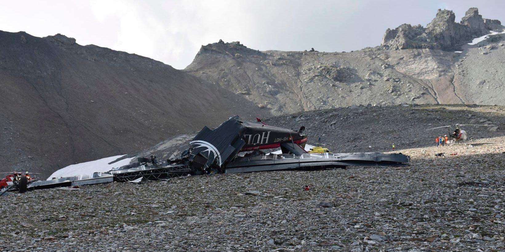Vraket av det kraschade flygplanet i Schweiz.