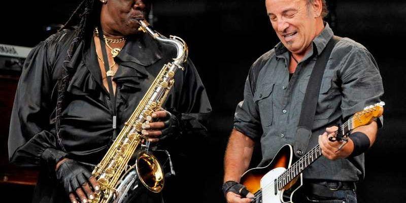 Clarence Clemons och Bruce Springsteen på scen under en konsert i München 2009.