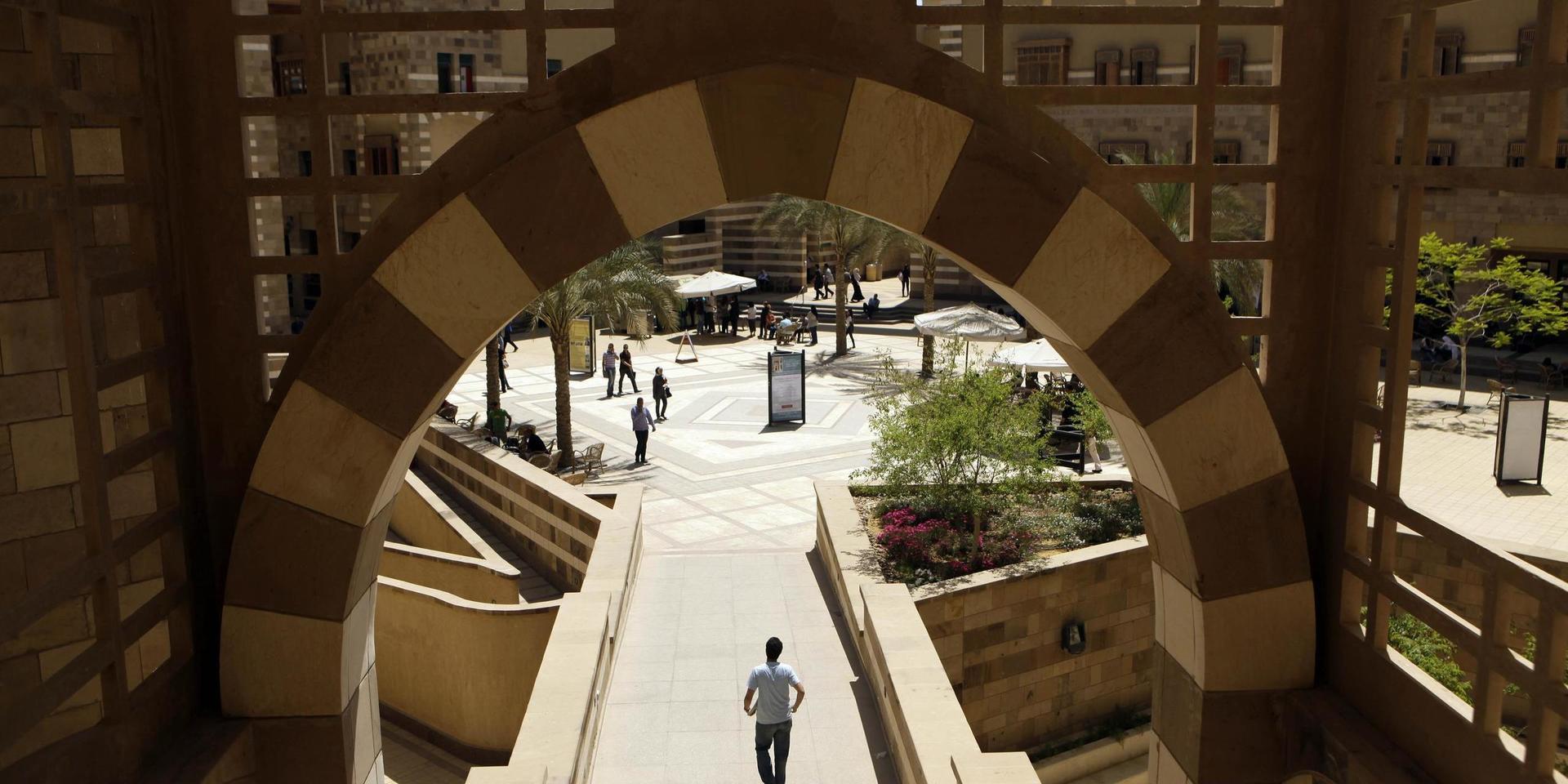 Studenter på American universitys campusområde i Kairo. Anklagelser från hundratals kvinnor gör gällande att en före detta manlig student vid universitetet har gjort sig skyldig till våldtäkt och sexuella trakasserier. Arkivbild.