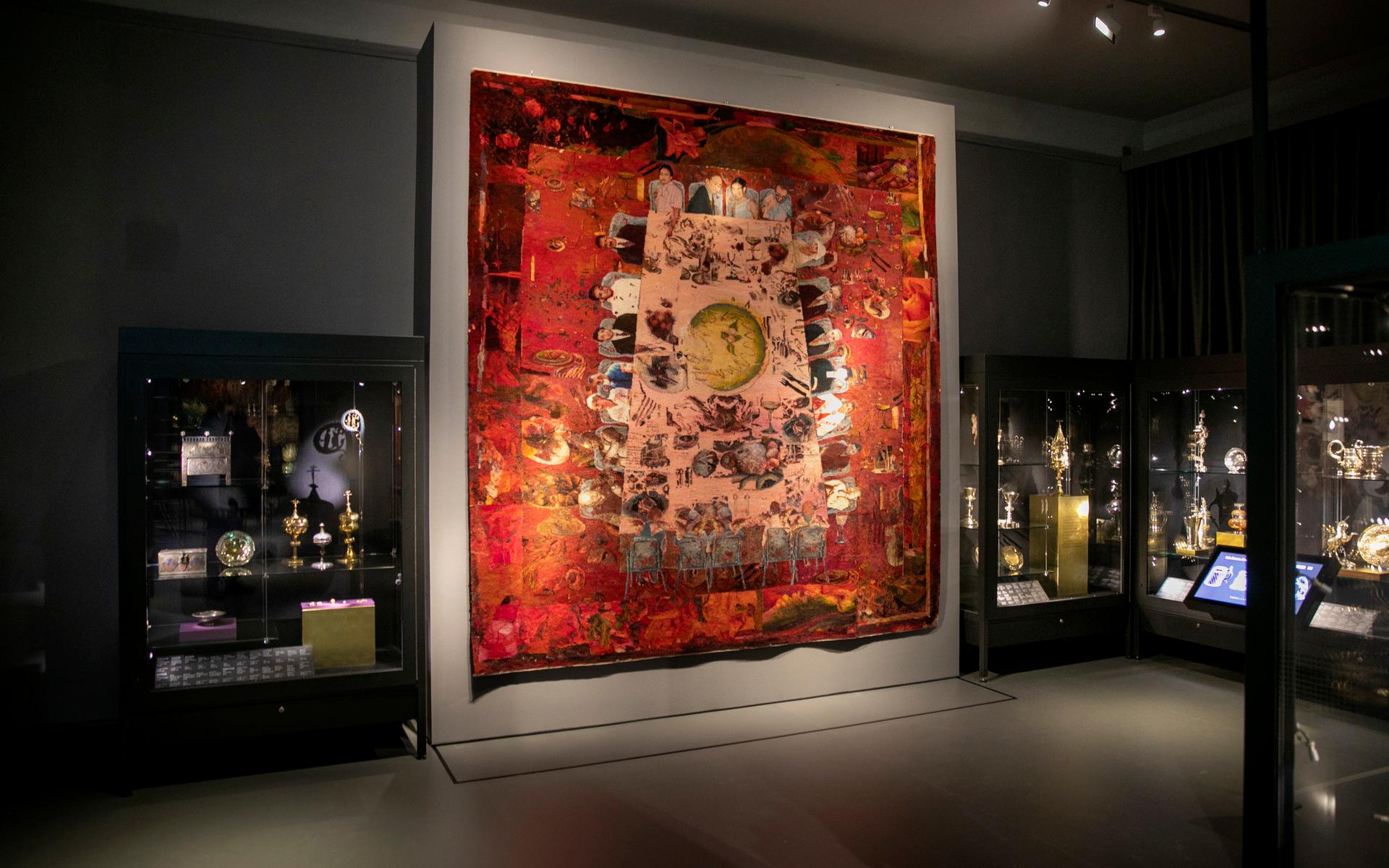 I rummet med silversamlingen hänger också bildväven ”Barockfesten” av Annika Ekdahl, där ett bröllopssällskap avbildas i fågelperspektiv runt ett dukat bord.