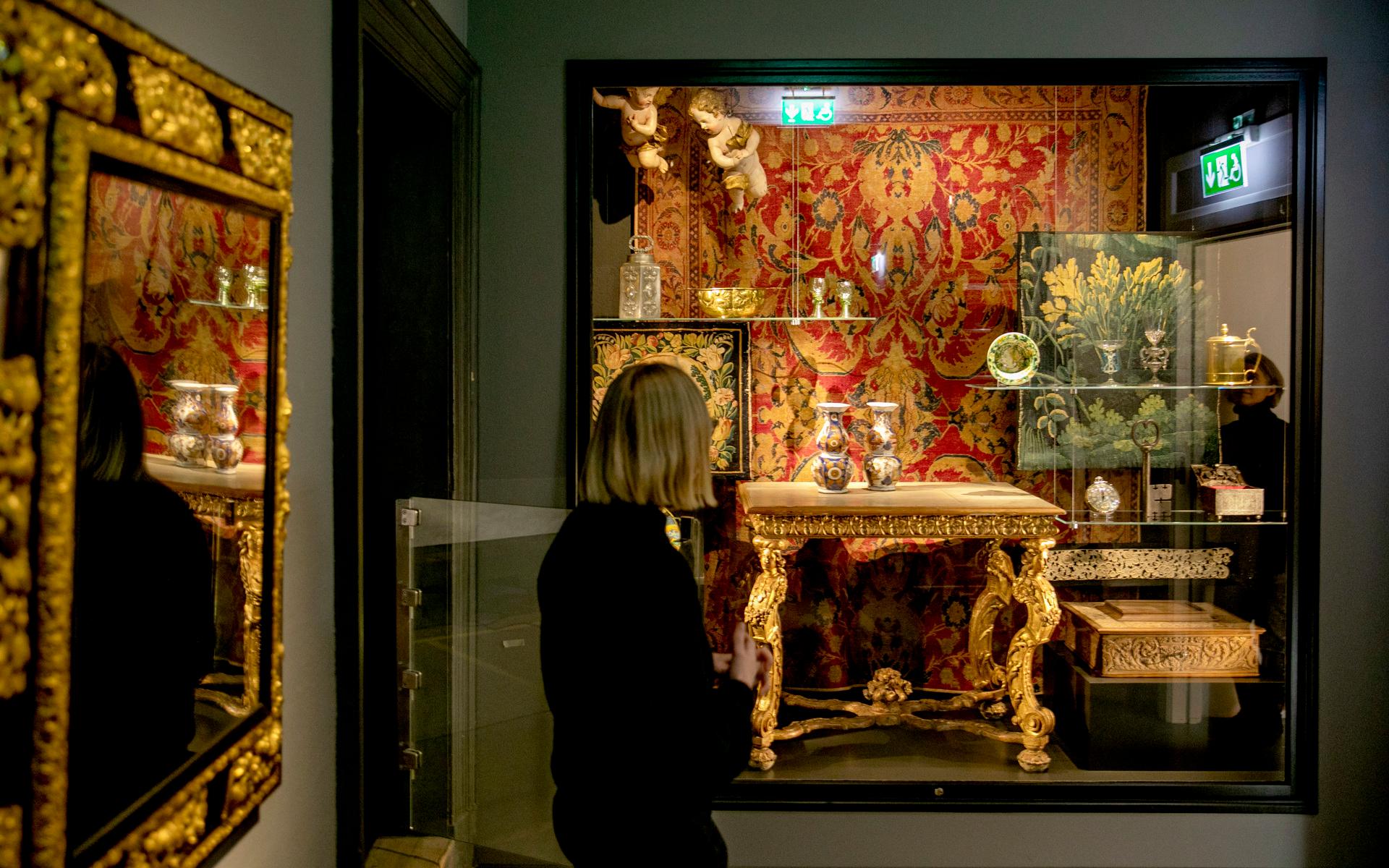 I anslutning till silversamlingen finns Barockkammaren. I montern finns ett urval av museets lite mindre 1600-talssamling.