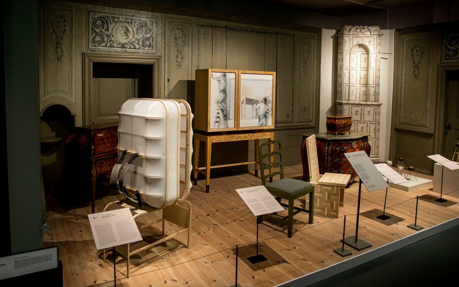 På våning två finns också plats för museets nya basutställning om 1700-talet. Här blandas gamla föremål från samlingarna med nya möbler som elever från Stenebys möbeldesignlinje gjort.
