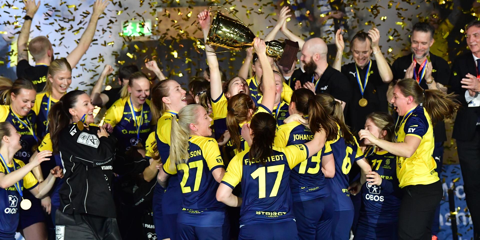 Sverige lyfter VM-bucklan.