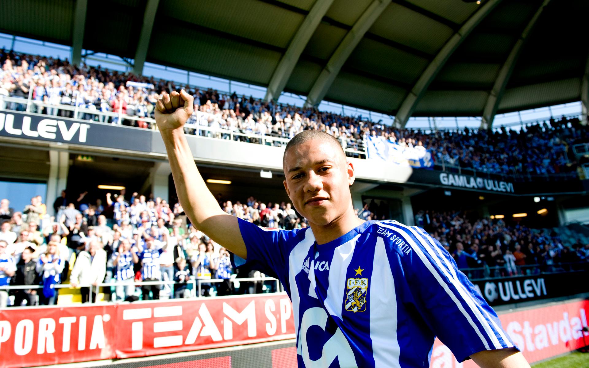 11 april 2009 begick Tobias Sana sin blåvita debut – och en trevlig sådan dessutom. Den då 20-årige mittfältaren stod för en målgivande passning när IFK Göteborg körde över Djurgården med hela 6–0. 