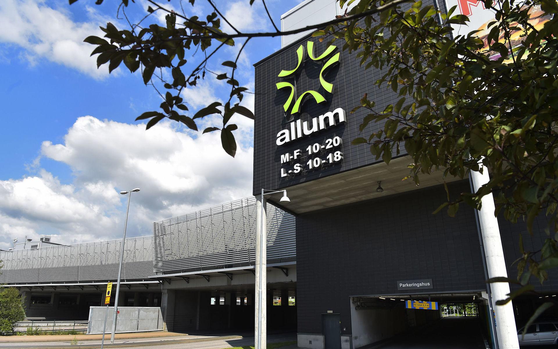 Allum är ett av flera köpcentrum i Sverige som ägs av Steen &amp; Ström, som i sin tur ägs av det franska köpcentrumbolaget Klepierre och det holländska pensionsbolaget APG. 