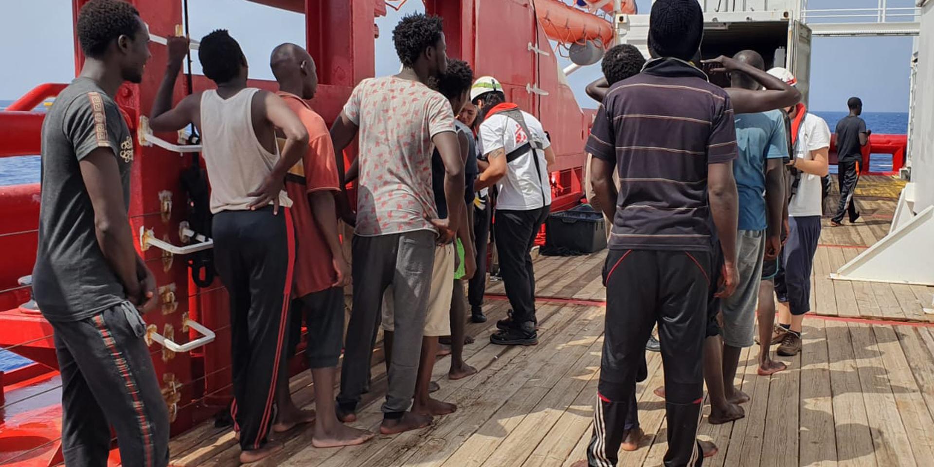 Migranter som precis räddats ombord på Ocean Viking. Bild från 9 augusti. 