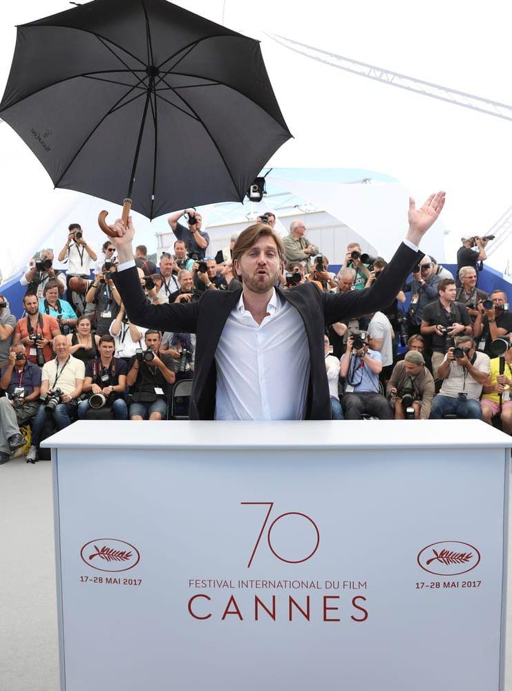 Ruben Östlund showar för fotograferna i Cannes. Bild: Alastair Grant.