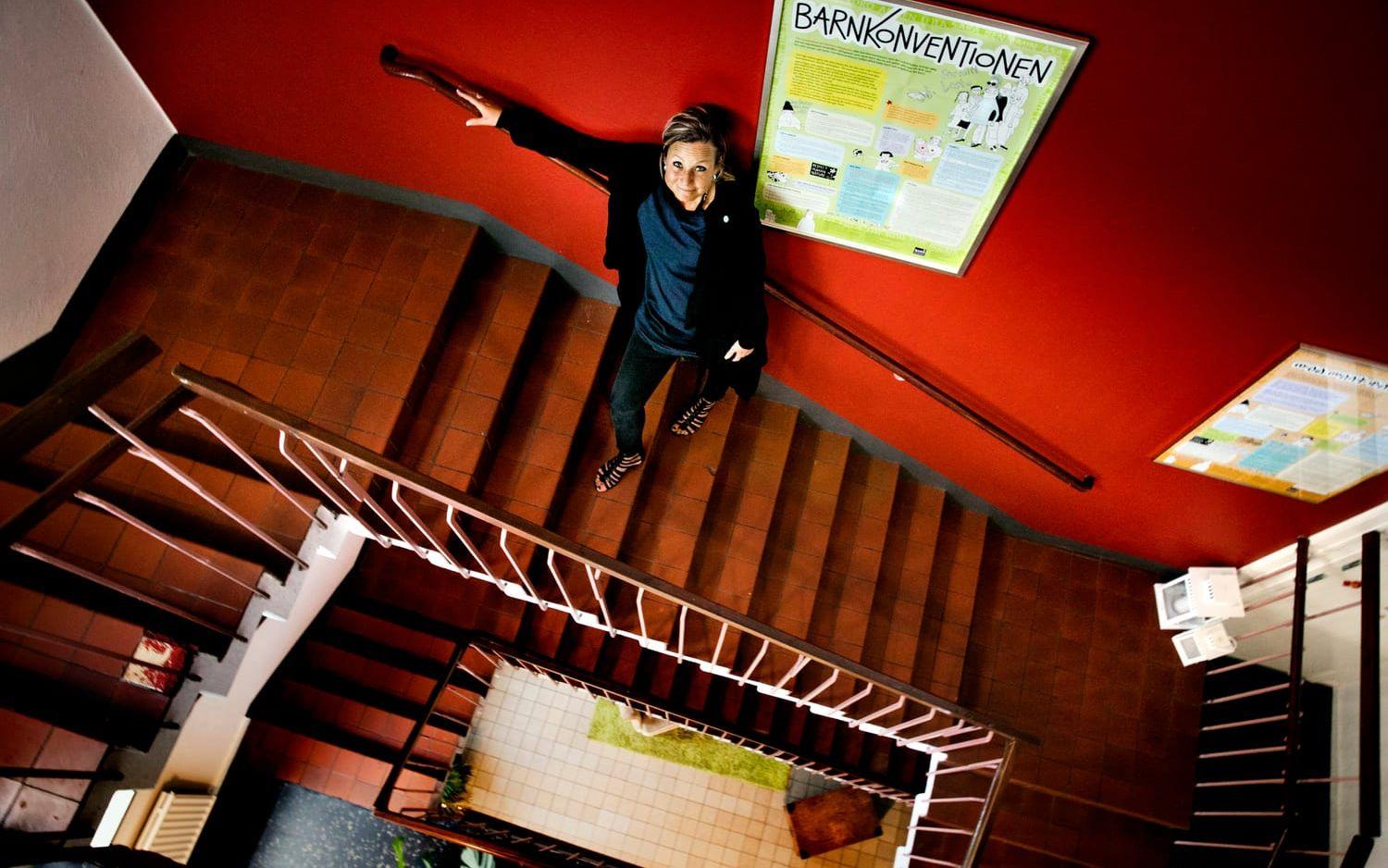 BARNPERSPEKTIV. I trappan på Reningsborg finns barnkonventionen på svenska, engelska, arabiska och flera andra språk. Bild: Per Wahlberg