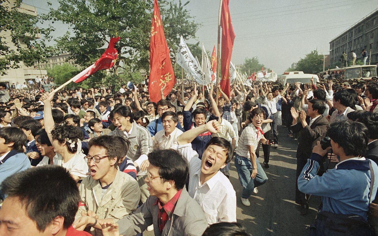 4 maj 1989. Det hade börjat som sorgemanifestationer, men växte snabbt till något som regimen inte kunde kontrollera. Här försöker polisen stoppa studenter från att marschera till Himmelska fridens torg, men misslyckas.