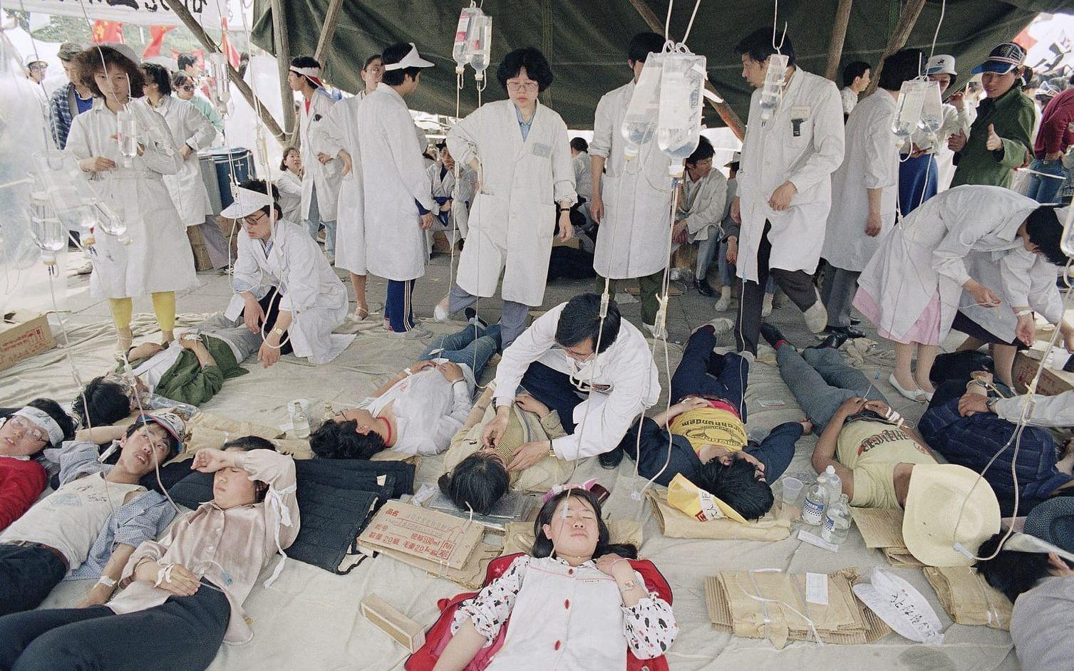I maj bröt en hungerstrejk ut på torget. Sjukvårdare tog hand om demonstranter som blivit sjuka av hunger i ett fältsjukhus som sattes upp på torget.