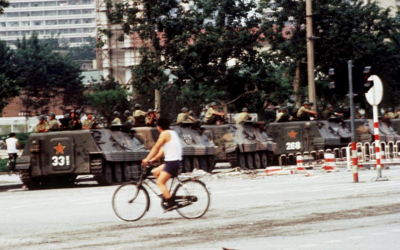 Den 3 juni var det dags. Stridsvagnar och soldater tog sig in mot Himmelska fridens torg på Pekings gator. Demonstranter försökte blockera vägen. Soldater öppnade eld mot demonstranterna, som svarade med stenkastning och brandbomber. Det slutade i ett blodbad.