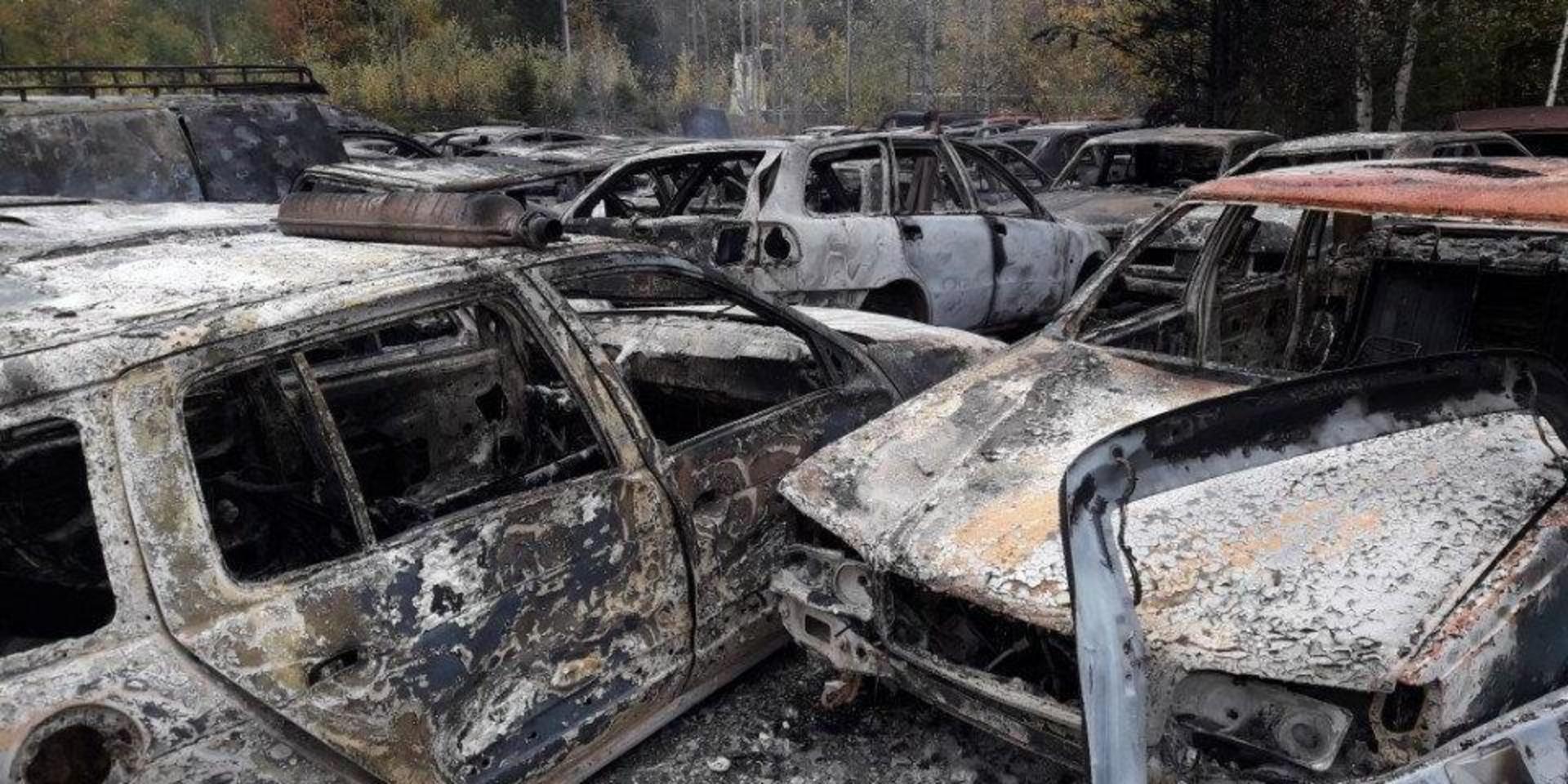 Flera bilar totalförstördes i en brand i Nordmaling i natt. Nu ska en miljöinspektör göra en bedömning av eventuella miljökonsekvenser.