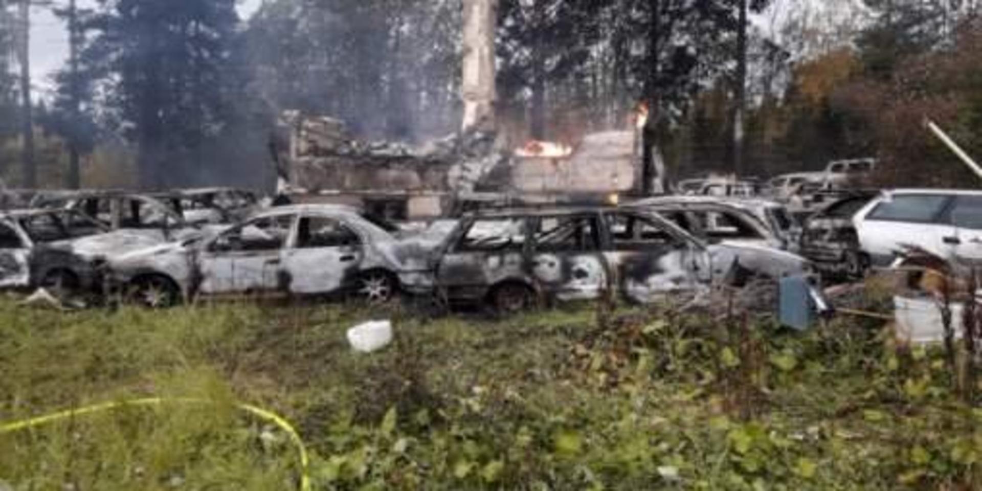 En villa och ungefär 100 bilar totalförstördes i en brand i Nordmaling.