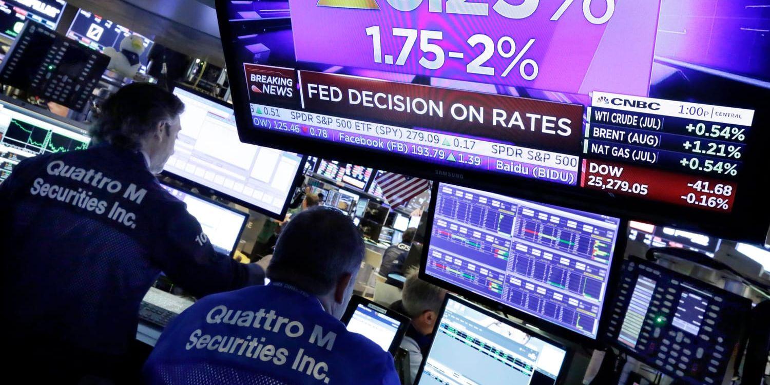 Indexen på Wall Street föll tillbaka sedan Federal Reserve flaggat för ytterligare två räntehöjningar i år.