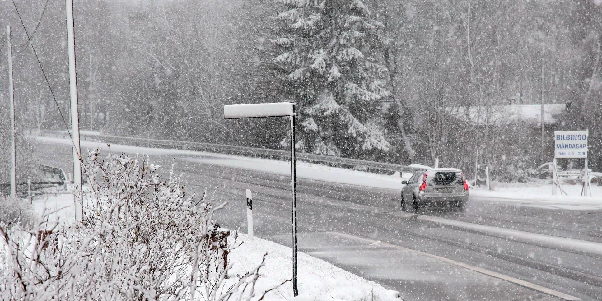 Det har varit halt på sina håll i landet. På bilden snöfall över E22 på påskaftonen. Arkivbild.