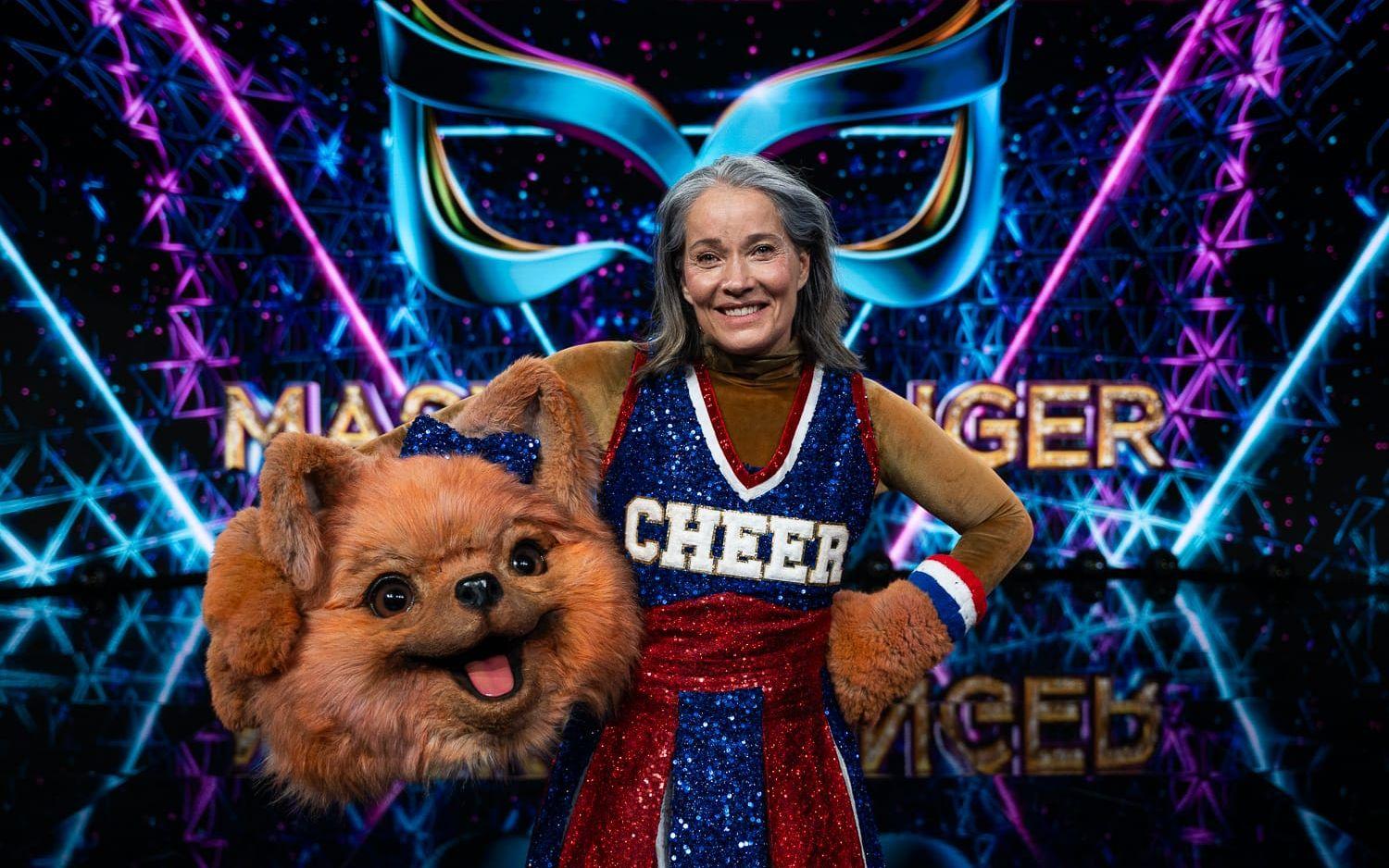 Cheerleading-vovven Pom Pom Pomeranian var ingen mindre än programledaren Agneta Sjödin. Pressbild.
