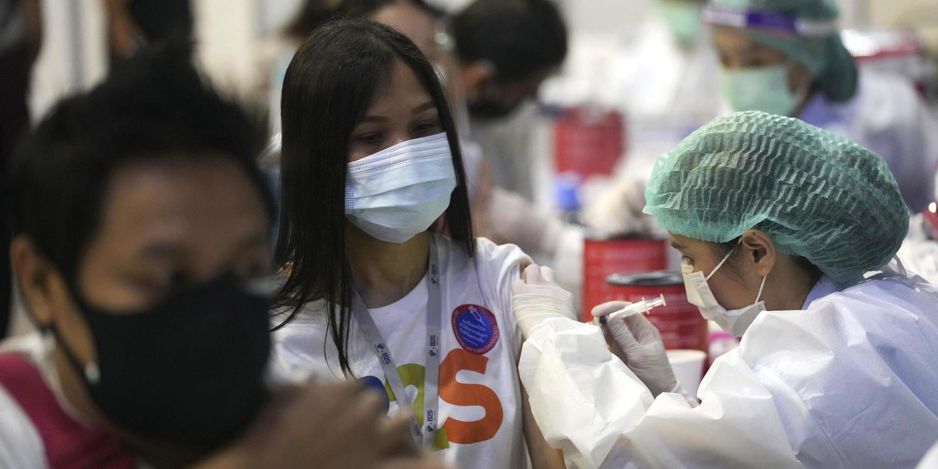 Injektion med vaccin från kinesiska Sinovac i Thailand.