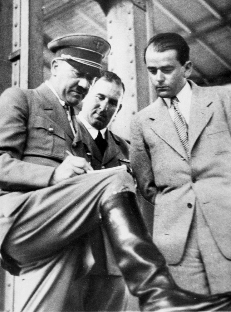 Adolf Hitler till vänster, tillsammans med Willy Liebel i mitten och Albert Speer till höger, diskuterar bygget av en mässhall i Nürnberg 1937.