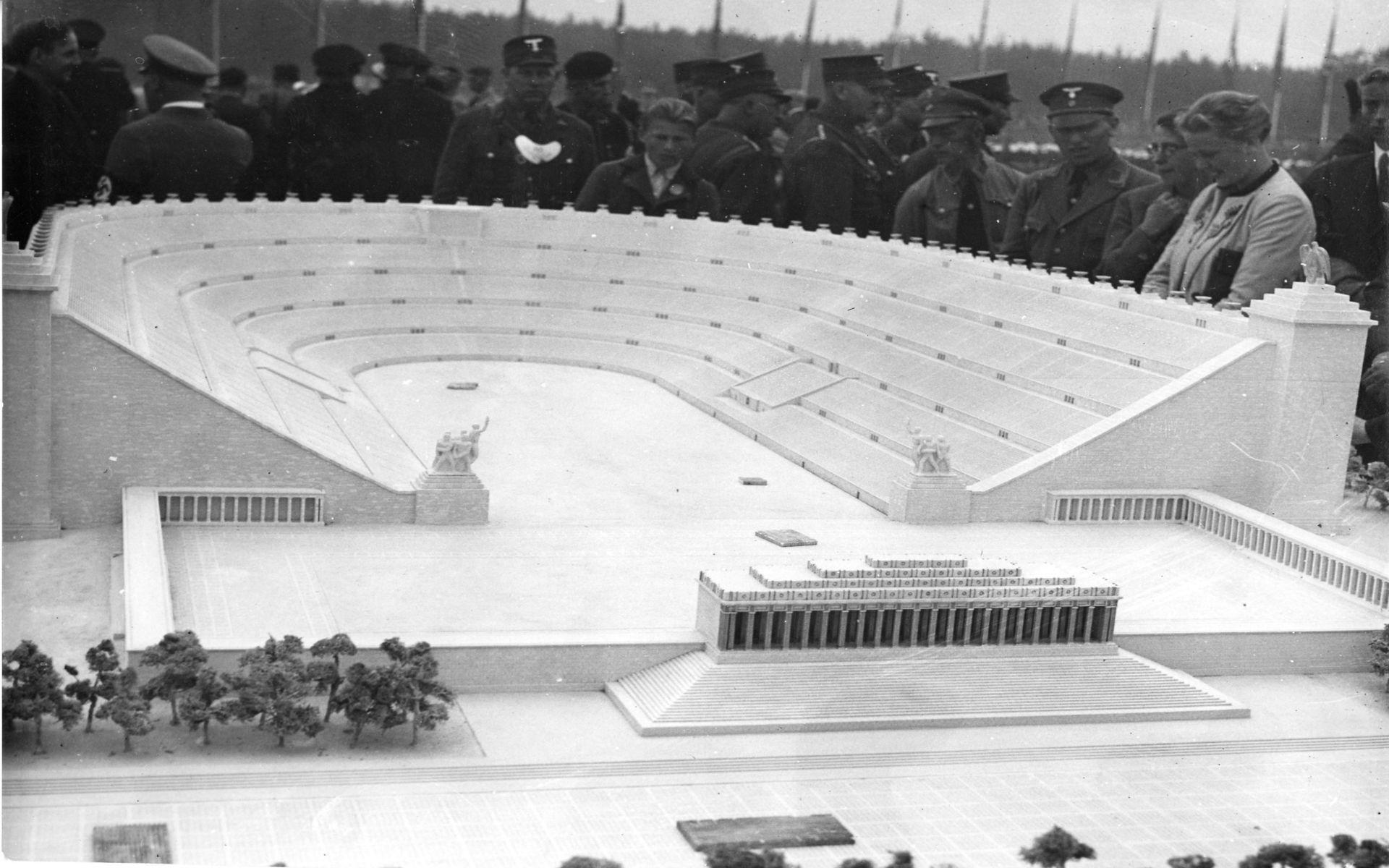 Fotografi från 1937 av modell av Albert Speers olympiska stadium i Nürnberg. 