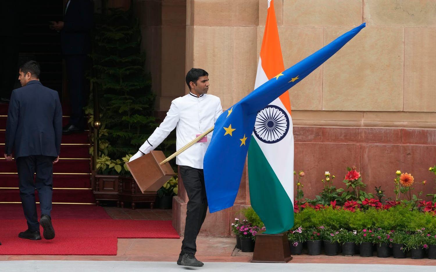 Flaggor görs i ordning inför ett möte mellan Indien och EU i New Delhi i fjol. På tisdagen är det toppmöte igen. Arkivbild.