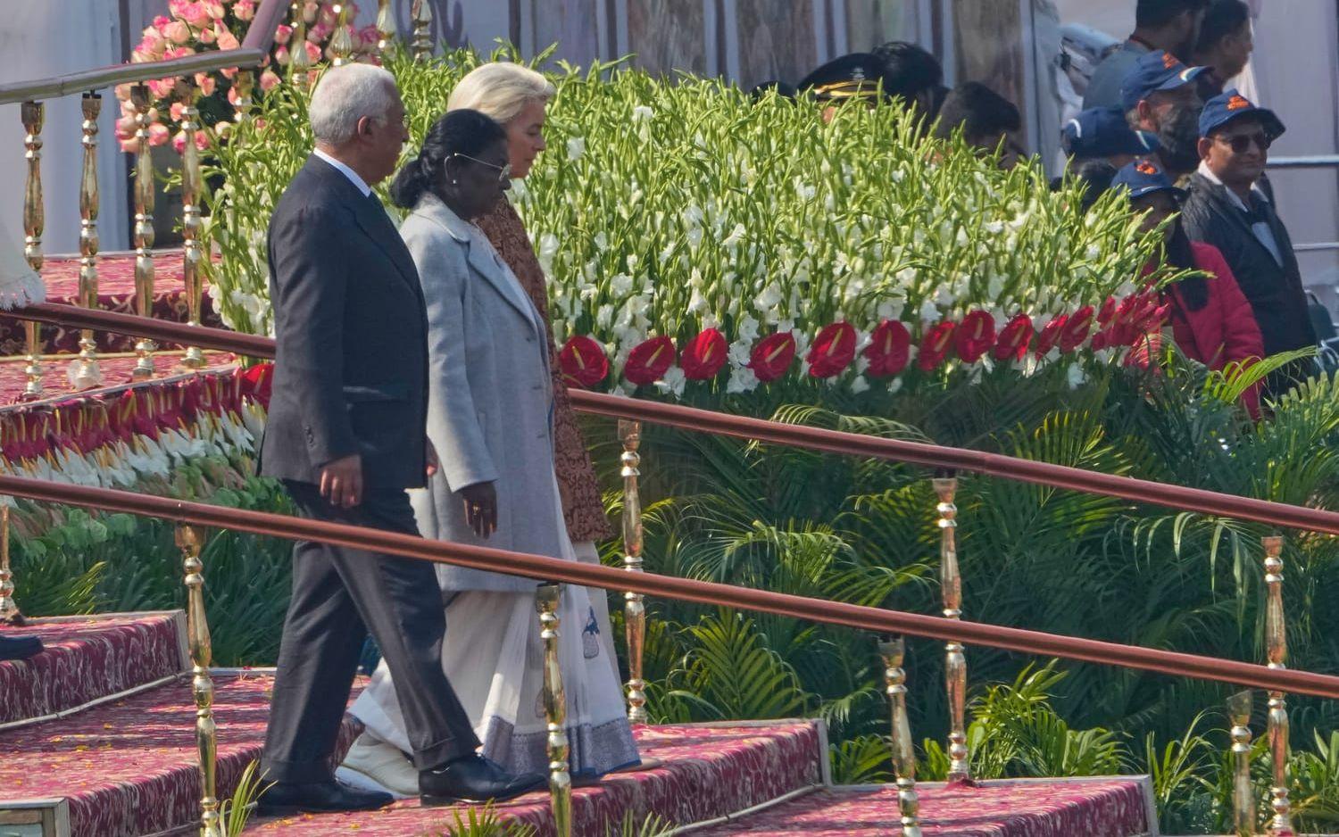 EU:s rådsordförande António Costa och kommissionsordförande Ursula von der Leyen tillsammans med Indiens president Droupadi Murmu under måndagens nationaldagsfirande i Delhi.