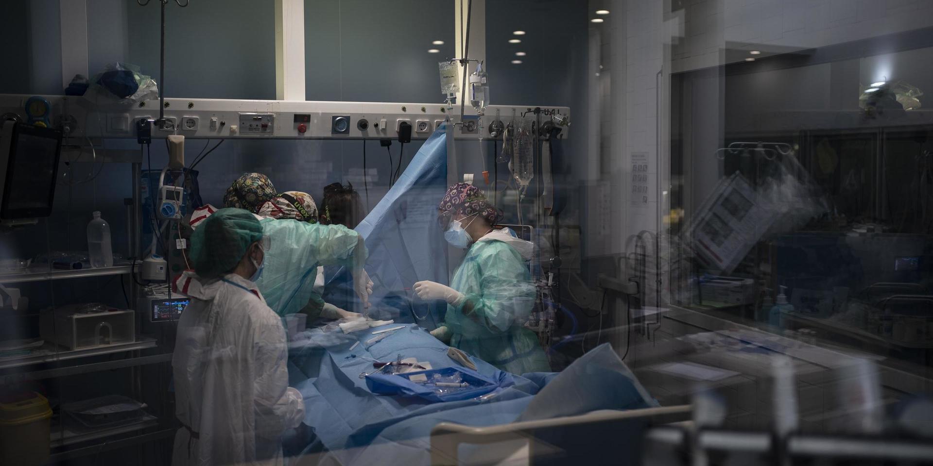 En patient behandlas på ett sjukhus i Barcelona i Spanien. rkivbild.