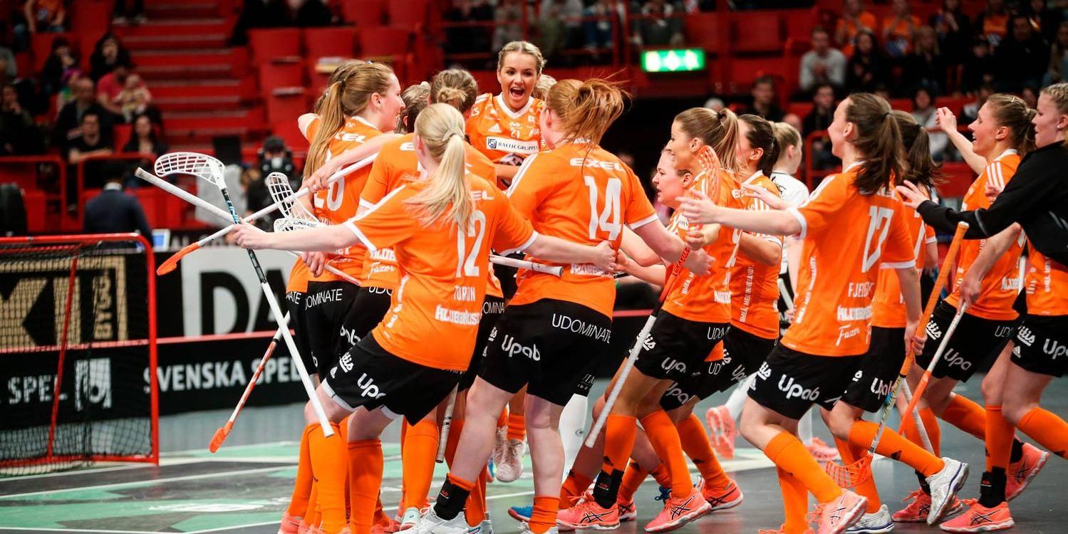 Iksusjubel efter 1-0-målet under damernas SM-final i innebandy mellan Iksu och Kais Mora i Globen i Stockholm.