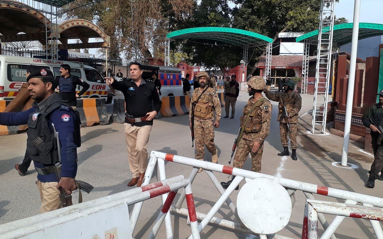 Den pakistanska polisen försöker tillsammans med militärer att evakuera området runt moskén i Peshawar, där en explosion inträffade på måndagen. 