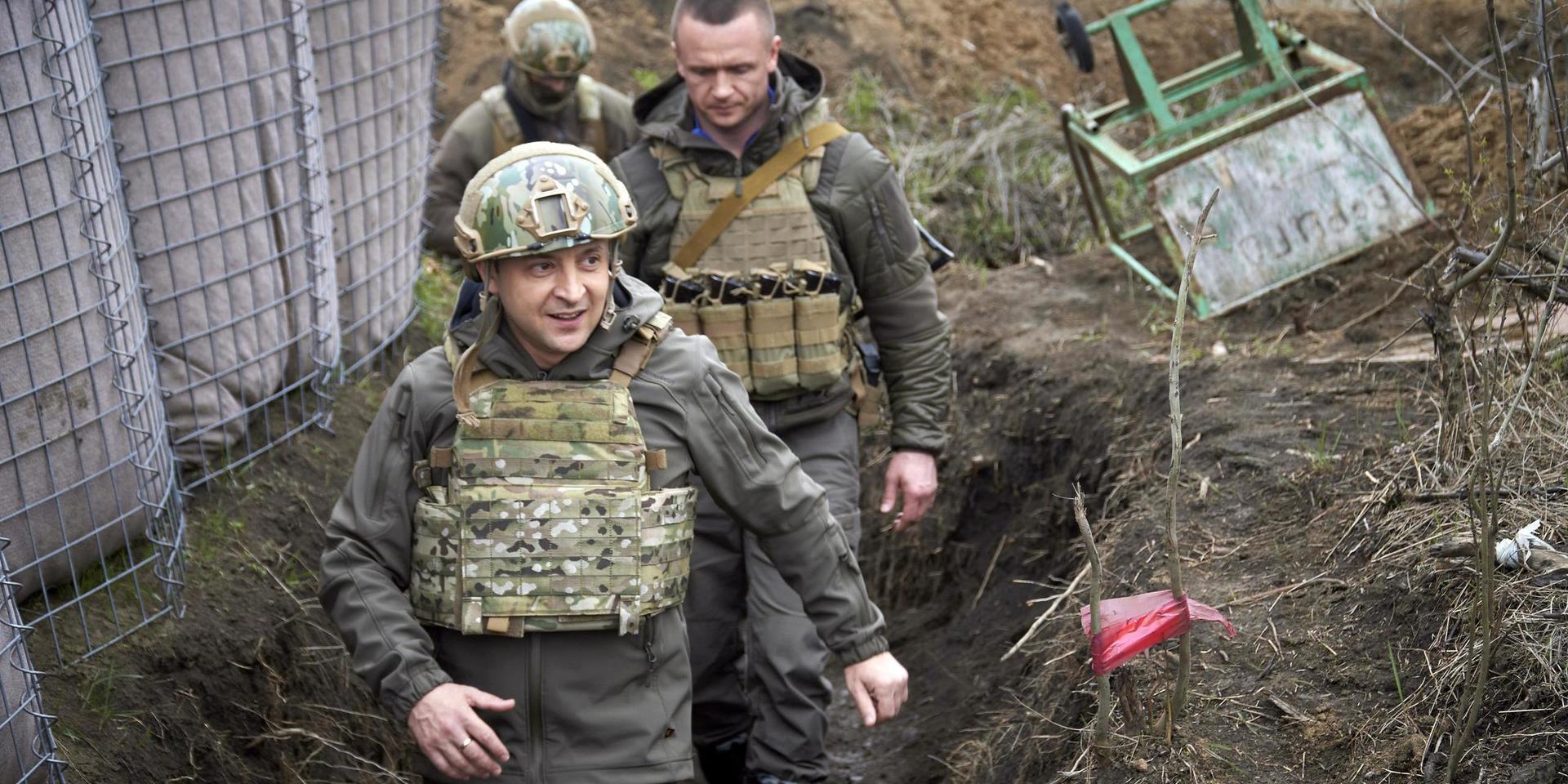 Den ukrainske presidenten Volodymyr Zelenskyy på besök vid fronten. Under ökade strider och rysk uppladdning har han vädjat till försvarsalliansens Nato om stöd.