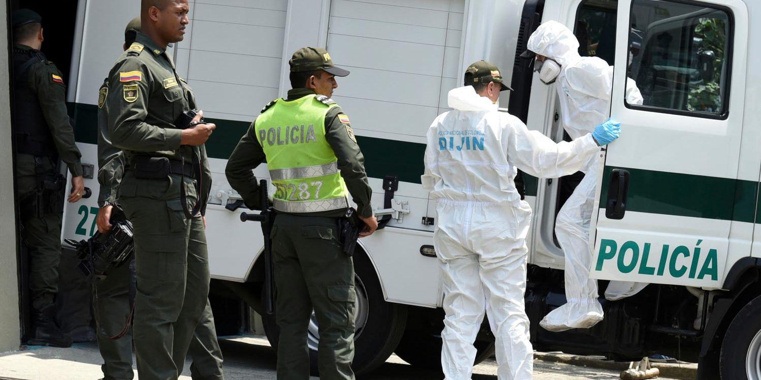 Fyra mördade personer hittades vid gränsen mellan Colombia och Ecuador. Tre av dem arbetade för tidningen El Comercio. Den fjärde personens identitet är inte känd.