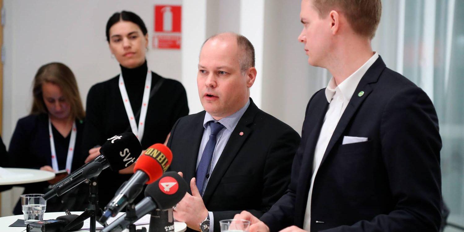 Justitieminister Morgan Johansson (S) och utbildningsminister Gustav Fridolin (MP) berättar vid en pressträff på S-kongressen i Göteborg att regeringen nu går vidare för att kunna kriminalisera deltagande i terrororganisationer.