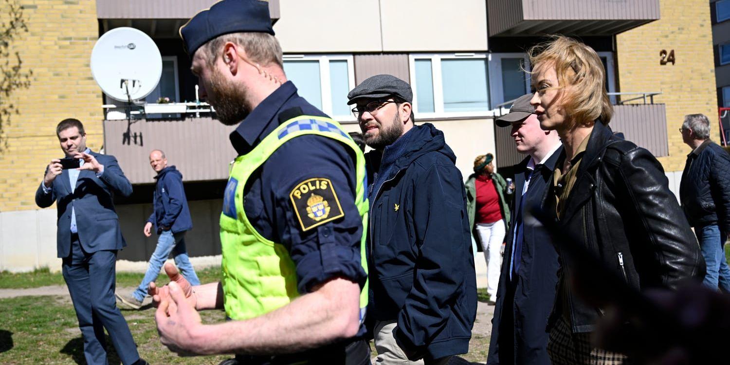 Sverigedemokraternas partiledare Jimmie Åkesson och Katja Nyberg (SD) besöker efter påskhelgens kravaller stadsdelen Skäggetorp i Linköping.