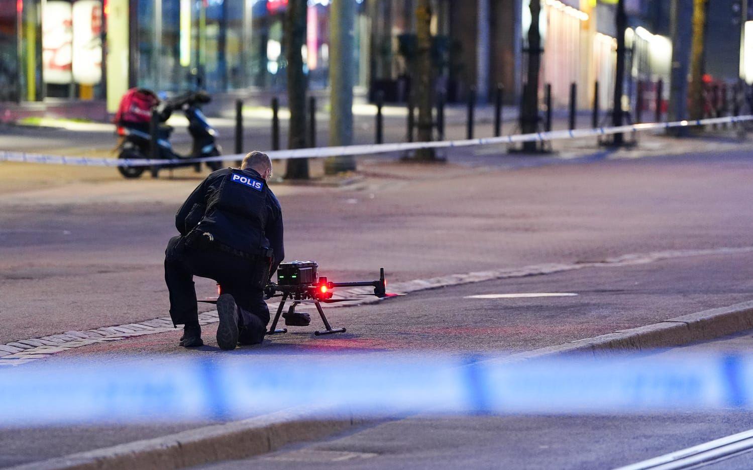 En polis med drönare i samband med att polisen spärrat av ett område i centrala Göteborg till följd av ett misstänkt farligt föremål.