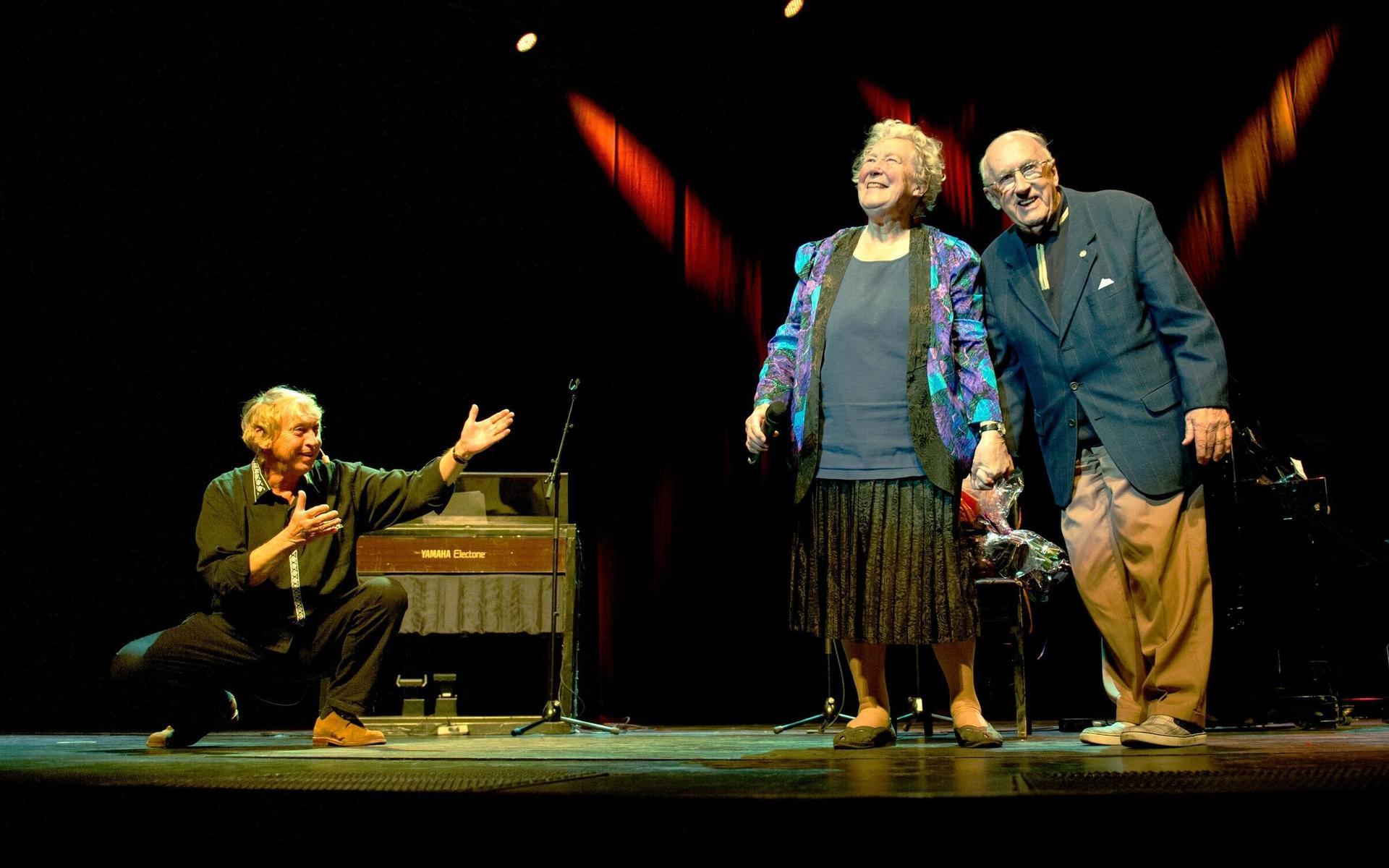 Den siste kafépianisten Harry Persson fyllde 90 år 2013 och hyllades på Lorensbergsteatern av bland annat Tomas von Brömssen. Marianne och Harry Persson i förgrunden. Arkivbild.