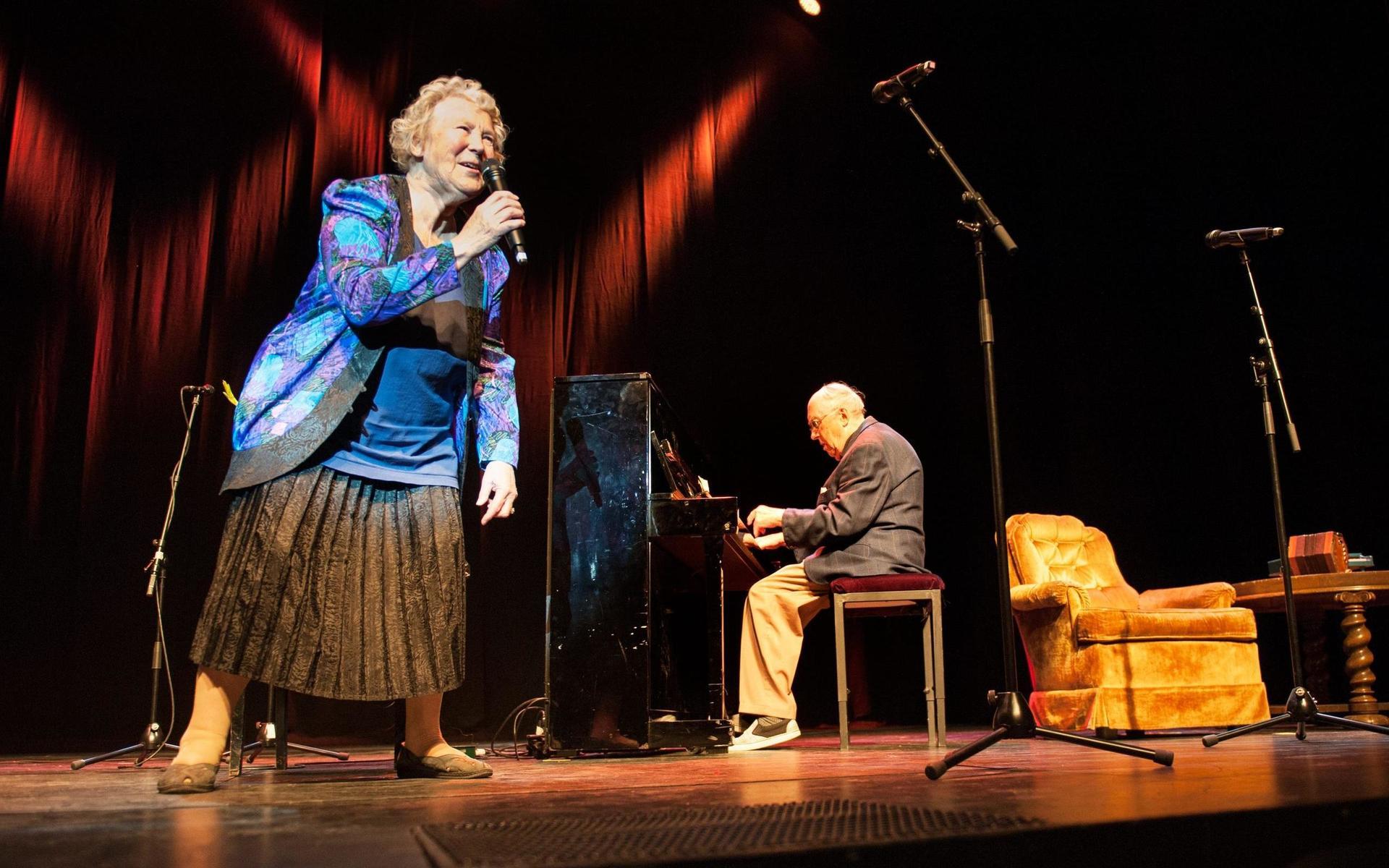 När Harry fyllde 90 år hyllades han på Lorensbergsteatern och fler kända artister stod för underhållningen. Även paret Marianne och Harry Persson bjöd på musik från scenen. Arkivbild.