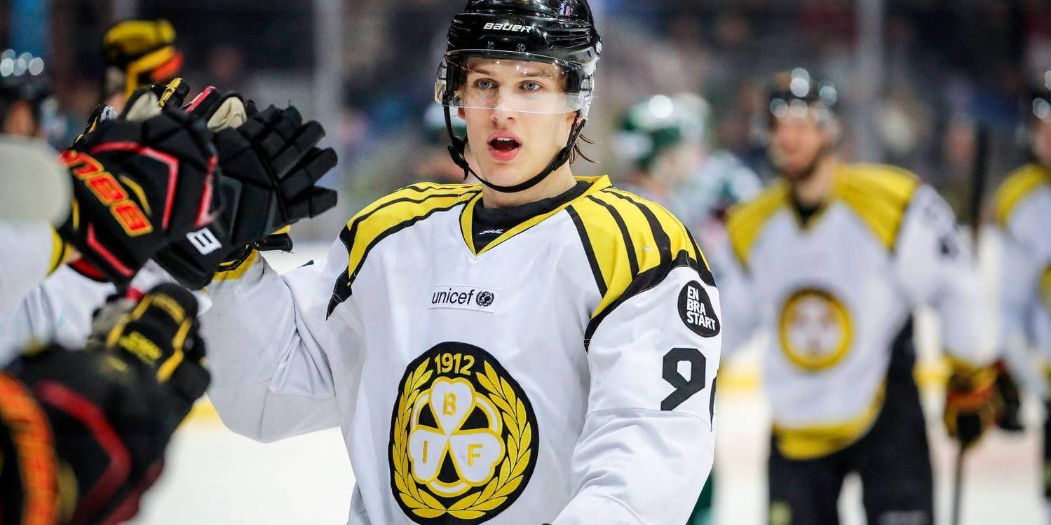 Oskar Lindblom firar ett mål i SM-slutspelet för Brynäs. Nu försvinner han till NHL.