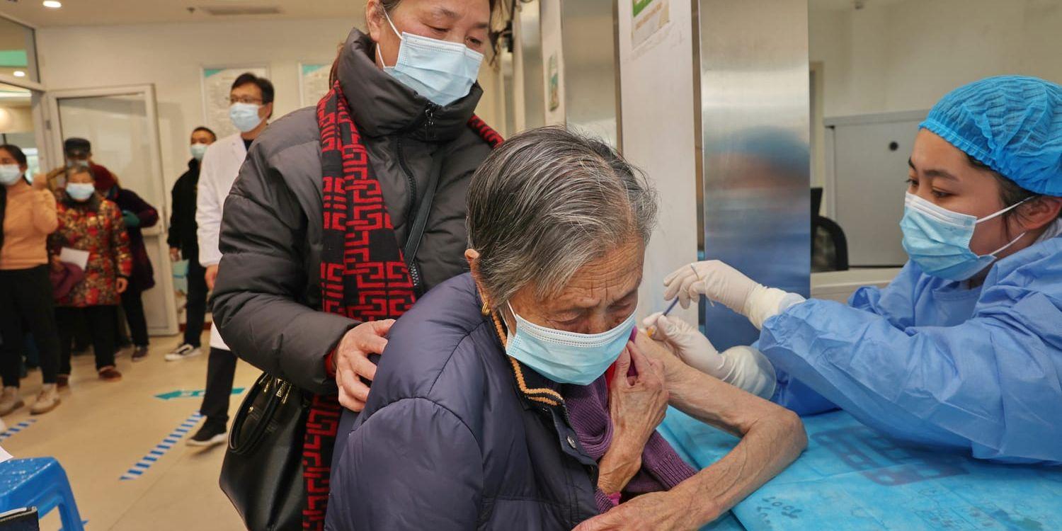 Kina har övergett noll-covid-politiken. Nu talar det mesta för att smittspridningen ökar. På bilden en vaccination i Nantong den 9 december.